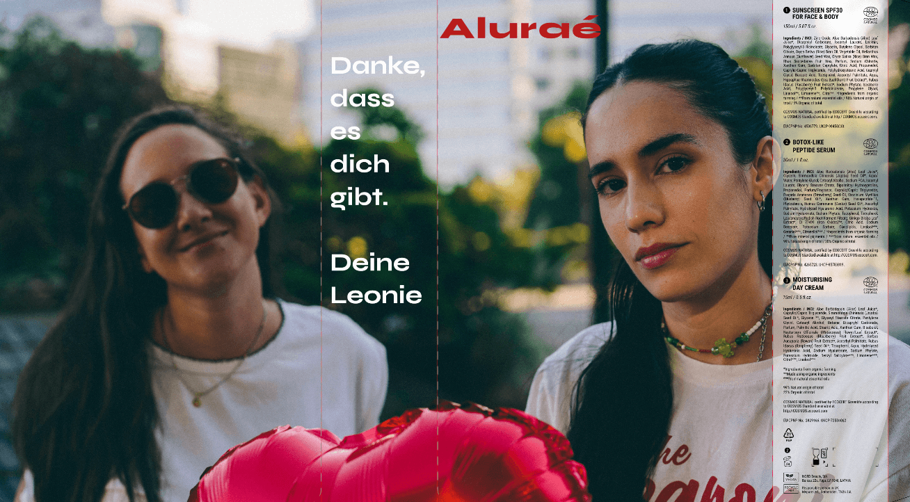 Zwei Frauen lächeln mit Sonnenbrillen, halten ein rotes Herz-Luftballon, im Freien, im modernen Stil.