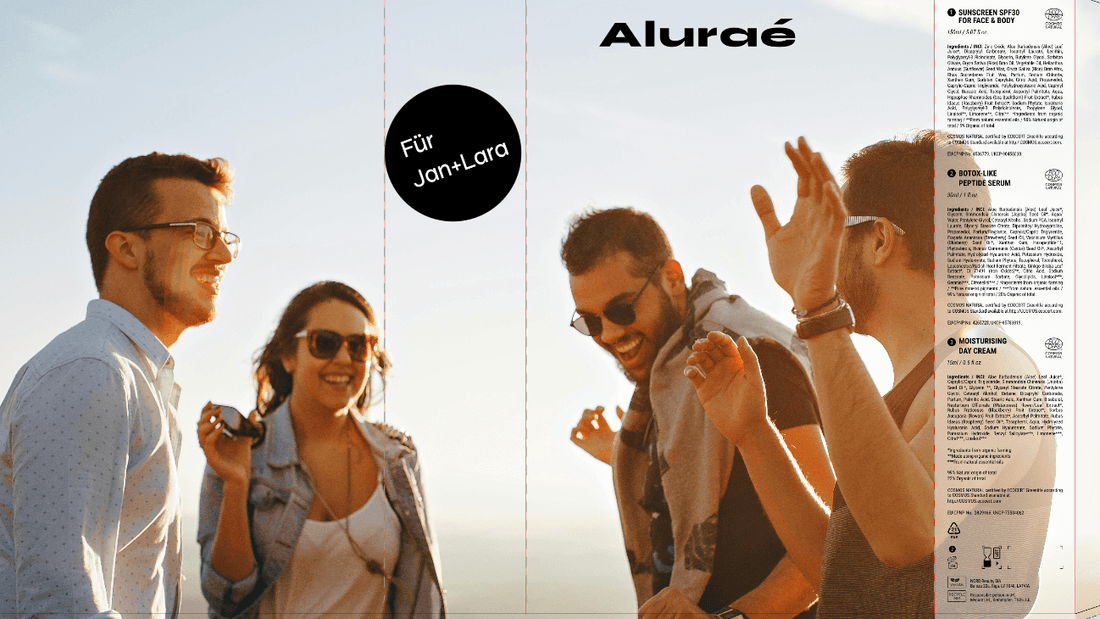 Gruppe von Freunden bei Sonnenuntergang, lachend und feiernd, mit der Aufschrift 'Für Jan+Lara' und Aluraé.