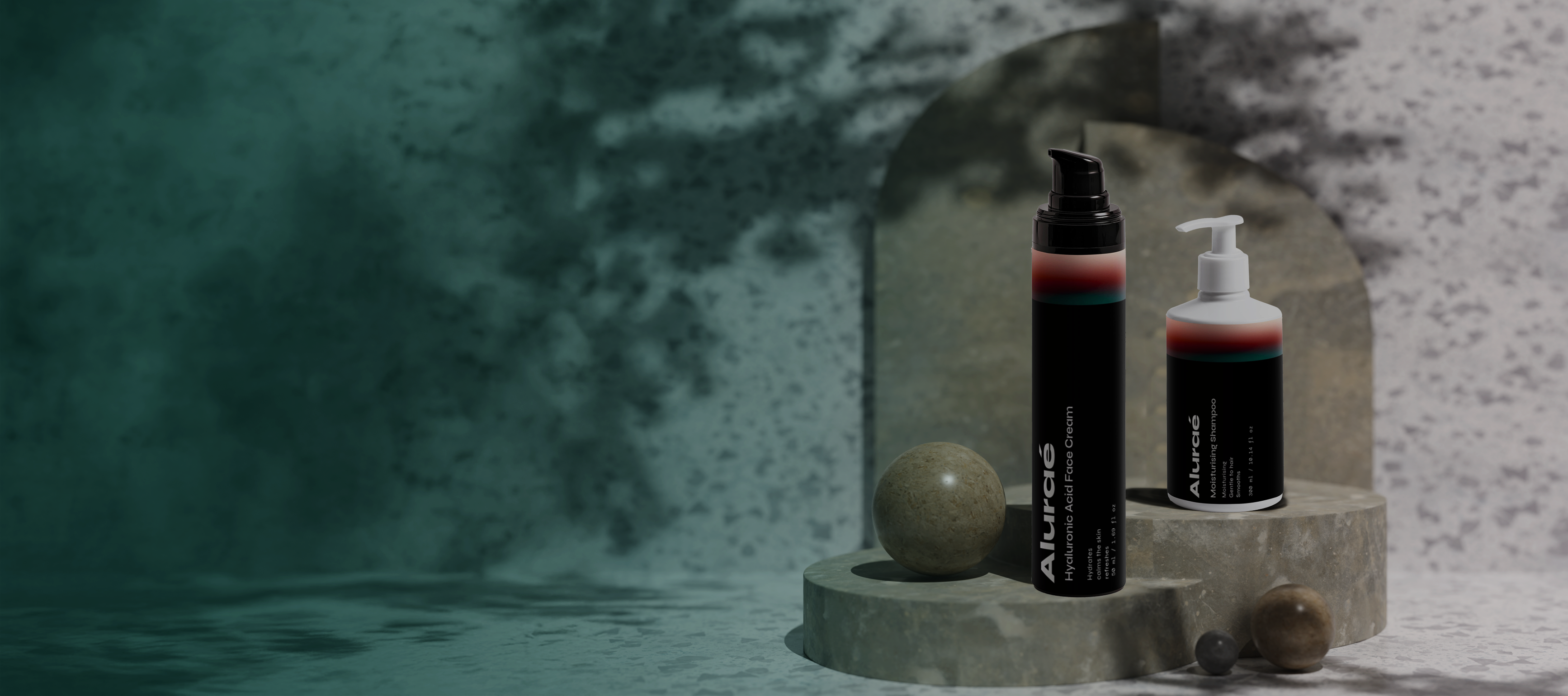 Moderne Stylingprodukte auf stilvollem Podest, ideal für Haarpflege und nachhaltige Schönheit.